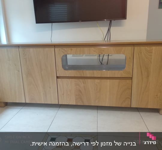 ארון עץ עם דלתות ומדף זכוכית